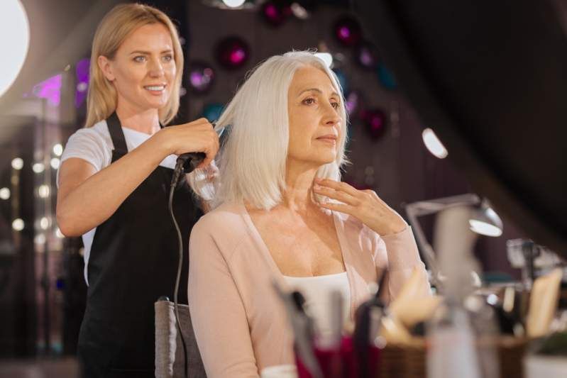 61 år gammel kvinne ser '20 år yngre ut 'umiddelbart etter drastisk hår makeover