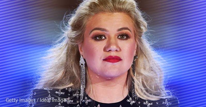 El vestit vermell 'estrany i estrany' de Kelly Clarkson confon els seus seguidors que suggereixen contractar un nou estilista