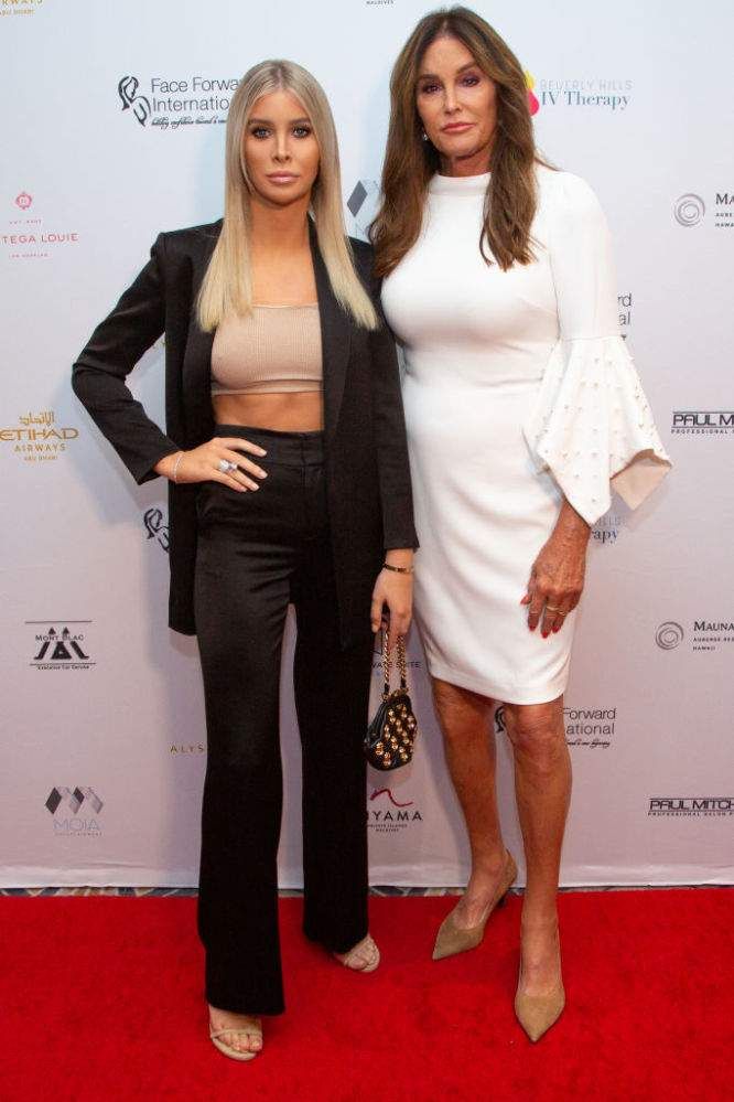 Szykowna biała sukienka i idealnie opalone nogi: Ageless Caitlyn Jenner kradnie show At The Face Forward Gala