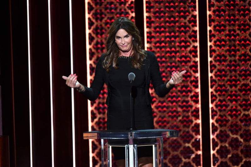 Κομψό λευκό φόρεμα και τέλεια μαυρισμένα πόδια: Η ηλικία Caitlyn Jenner κλέβει το σόου στο The Forward Forward Gala