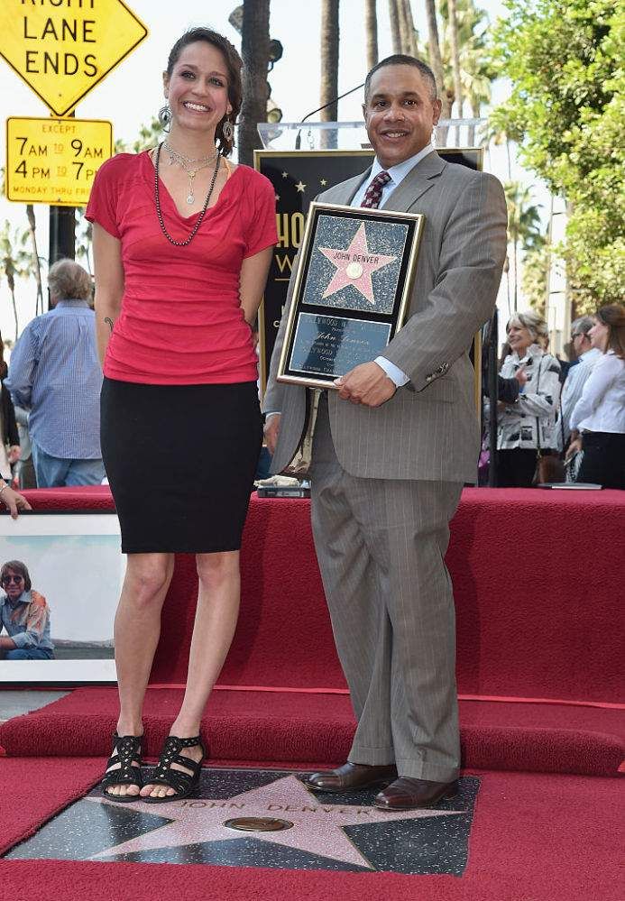 Děti Johna Denvera si uctily svého zesnulého otce na hollywoodském chodníku slávy 17 let po jeho smrti