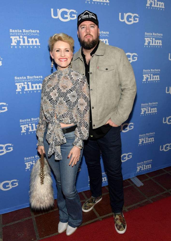 L’estrella de ‘This Is Us’, Chris Sullivan, estrena una pèrdua de pes sorprenent amb una aparença rara amb la seva bonica esposa als premis Emmy