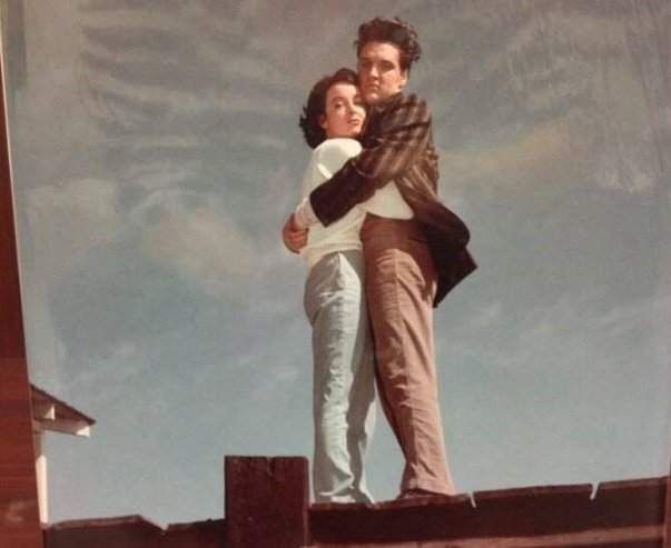 'I'm Gonna Kill You': Carolyn Jones Memberi Peringatan kepada Elvis agar tidak menciumnya ketika membuat filem 'King Creole' kerana dia cukup sakit pada masa itu