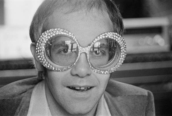 Tagasi 80ndatesse! Tagasivaade Sir Elton Johnile ja Olivia Newton-Johnile, kes puudutas tuules küünla duetti