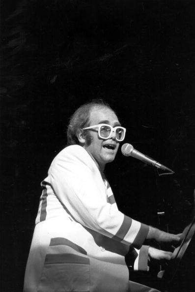 Atpakaļ uz 80. gadiem! Atgriešanās seram Eltonam Džonam un Olīvijai Ņūtonei-Džonai, aizkustinošs “Sveces vējā” duets