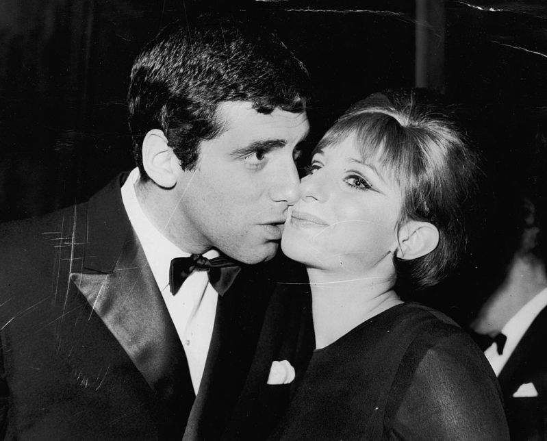 Елиът Гулд и Джени Богарт се ожениха и разведоха два пъти и актьорът не се ожени повторно откакто се разделиха през 1989 г.