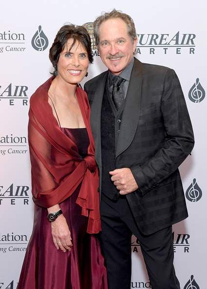 מטרות זוגיות: הזמר הארצי המפורסם קיקס ברוקס ואשתו המדהימה יודעים מהי נישואים מאושרים אחרי כמעט 40 שנה ביחד