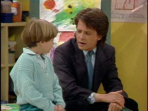 El fill en pantalla de Michael J. Fox a 'Family Ties', Brian Bonsall, ha crescut i ara és un pare i un marit orgullosos