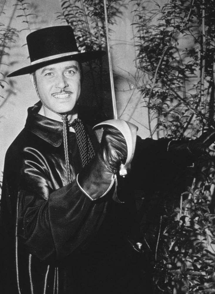 „Zorro“ žvaigždės Guy Williamso dukra Toni užaugo nepaprastai gražia moterimi ir pasekė tėčio pėdomis.