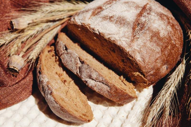 Hvor mange kulhydrater i et stykke brød: Kalorier, næringsfakta og fordele