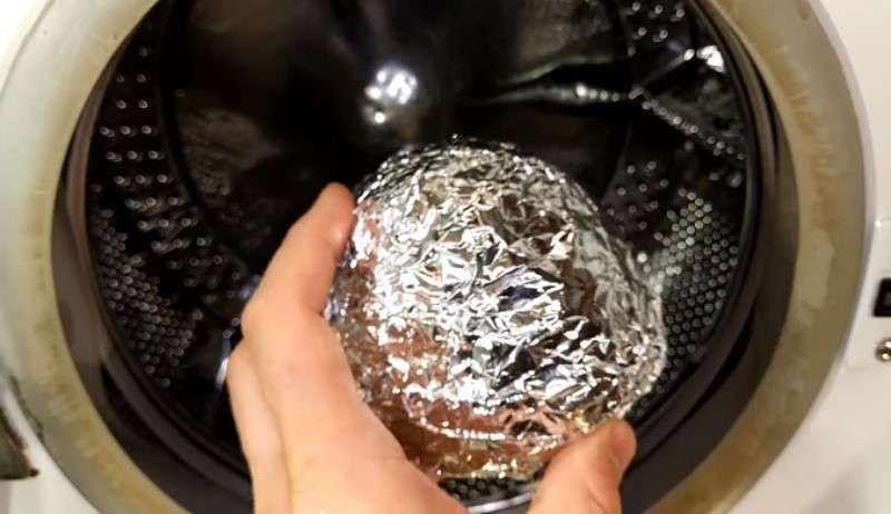 Фолио топка в пералня? Този необичаен трик може да ви помогне да се отървете от няколко проблема с прането