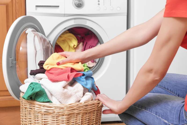 Фолио топка в пералня? Този необичаен трик може да ви помогне да се отървете от няколко проблема с прането