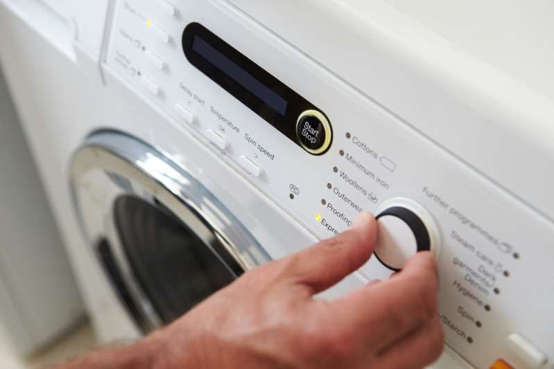 Folieball i en vaskemaskin? Dette uvanlige trikset kan hjelpe deg med å bli kvitt noen problemer med klesvask
