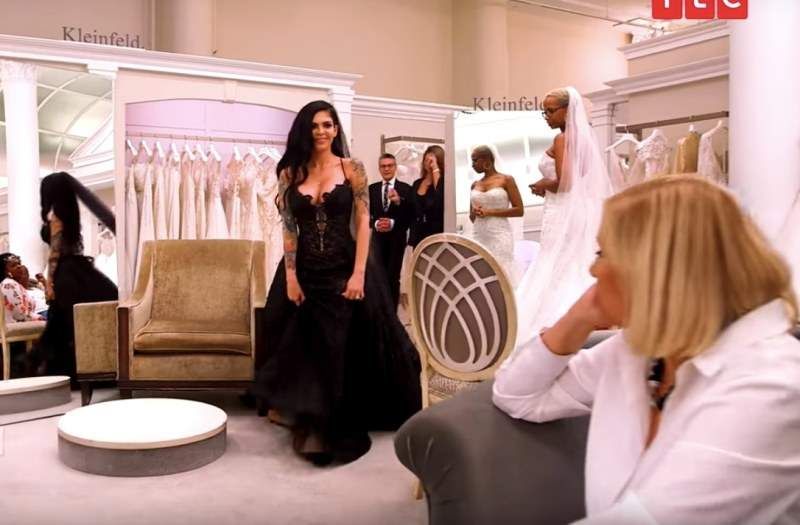 Ibu marah kerana melihat puterinya memilih gaun pengantin hitam: 'Tidak, itu bukan gaun!'