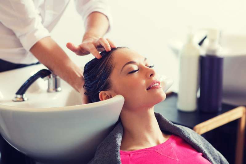 Įspėjimas: Plaunant plaukus grožio salone gali atsirasti rimta gyvybei pavojinga būklė
