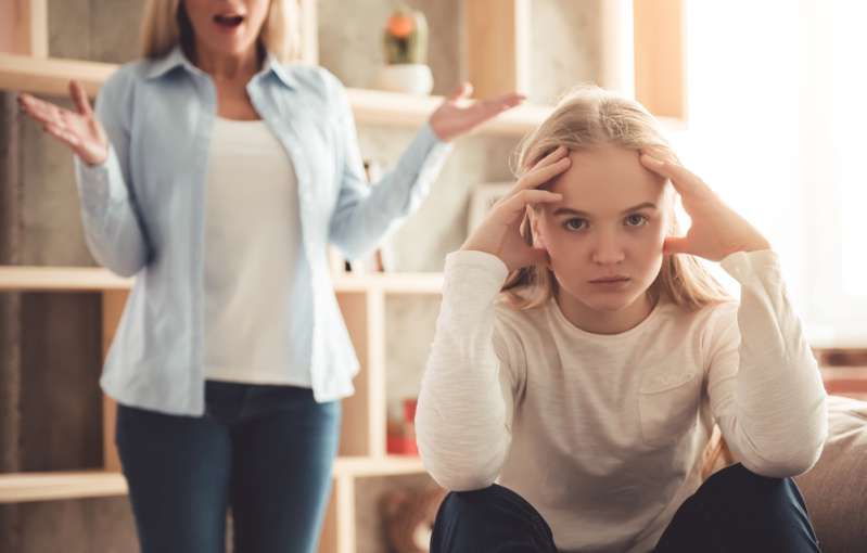 Πώς να βγείτε από το σπίτι όταν είστε καταθλιπτικοί, ανήσυχοι ή έχετε αυστηρούς γονείς Πώς να βγείτε από το σπίτι όταν είστε καταθλιπτικοί, ανήσυχοι ή αυστηροί γονείς Η μητέρα επιπλήττει την έφηβη κόρη της