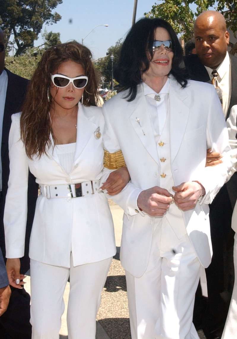 Състояние на кожата Накара Майкъл Джексън да носи бялата искряща ръкавица