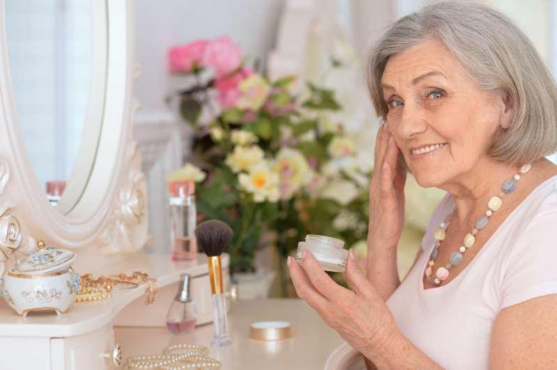 67 gadus veca glamma: sievietes pārvērtību pārveidošana ir pilnīgi pārsteidzoša, jo viņa izskatās 'asiņaini skaista'