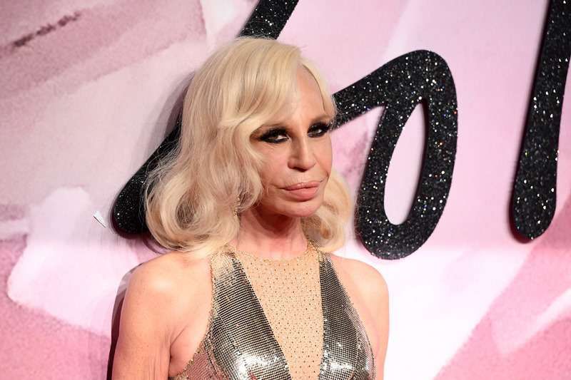 Cirurgia plàstica de famosos: què li va passar a la cara de Donatella Versace? I una bona raó per no passar per sota del ganivet