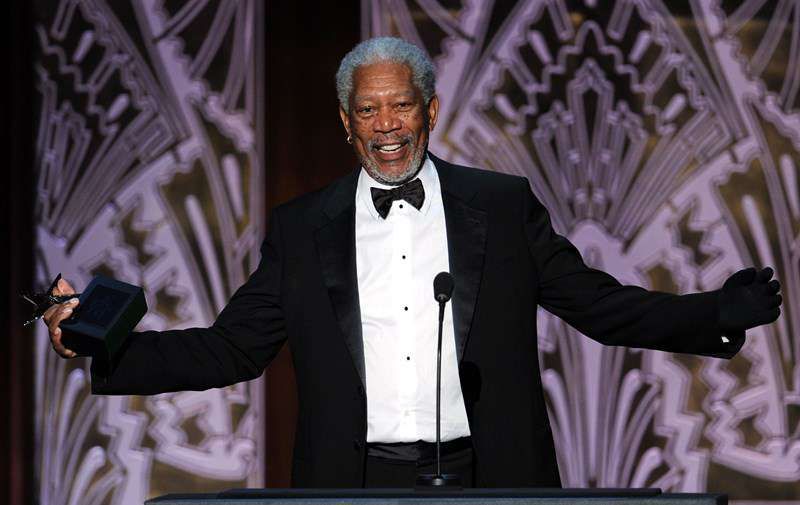 Morgan Freeman Harus Memakai Sarung Tangan Khas di Tangan Kirinya. Kenapa?