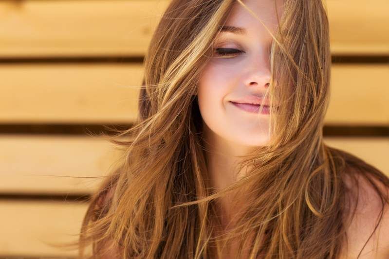 Како учинити да ваше лице изгледа млађе и витко одабиром одговарајуће фризуре за облик лица