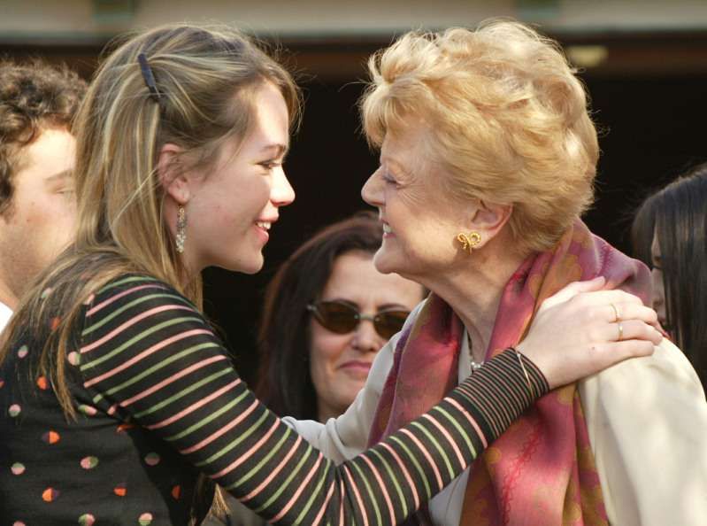 Apa Yang Hebat! Angela Lansbury Menunjukkan Satu-satunya cucu perempuannya dalam penampilan permaidani merah yang jarang