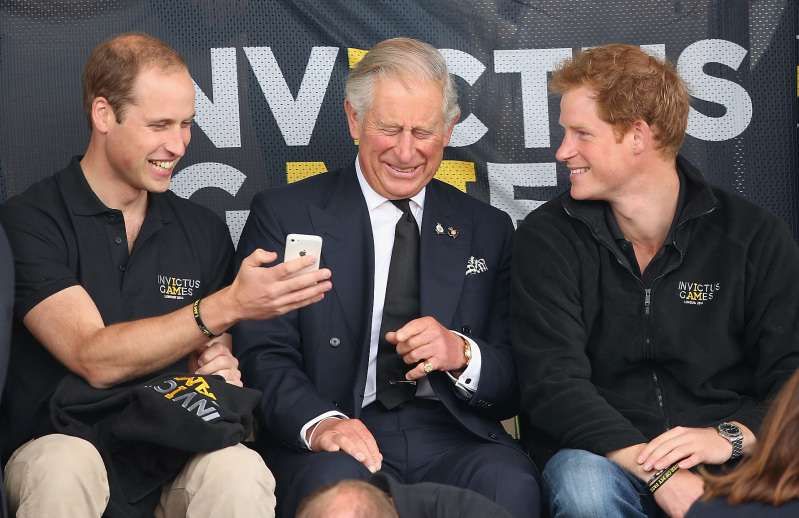 Regels voor het dragen van een zegelring: waarom heeft prins Charles een gouden ring aan zijn pink?