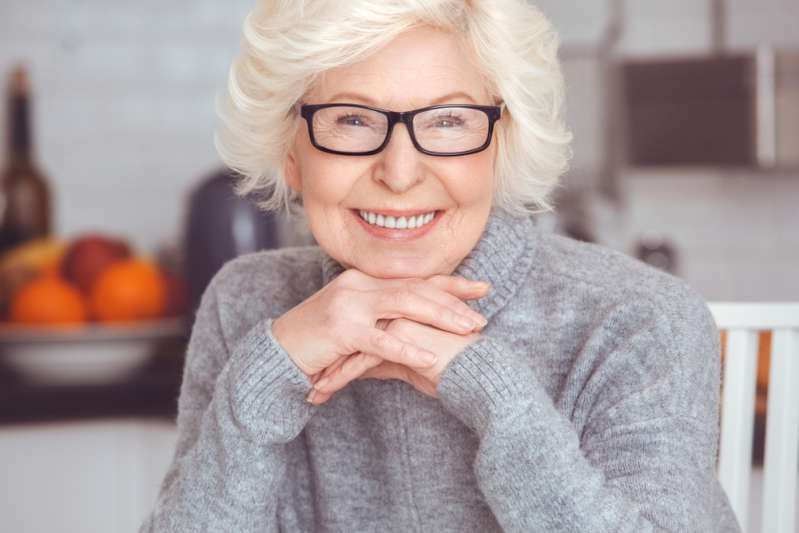 Menys dècades fora de la seva edat: una dona de 76 anys va convertir els seus cabells grisos mat en un tall de cabell elegant Minus dècades va deixar la seva edat: 76 anys d