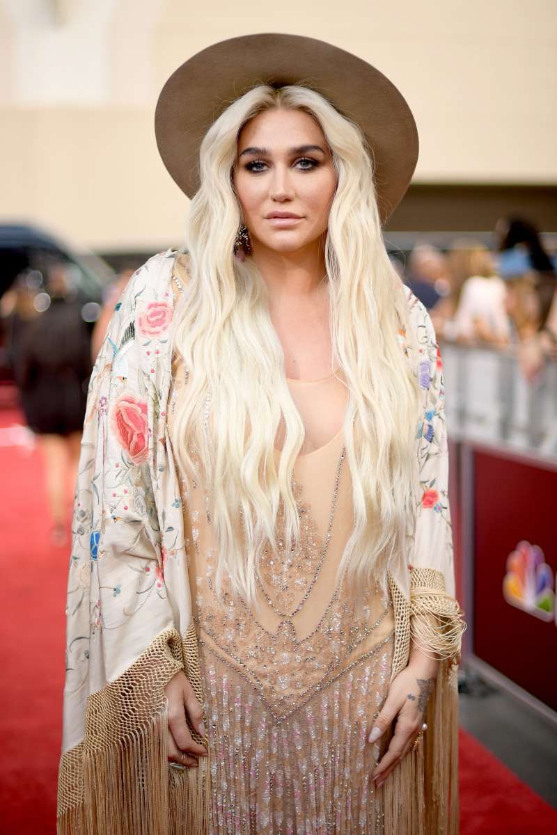 'La mine fregner leve!': Kesha legger ut en sjelden selfie uten sminke og fans beundrer hennes solkysede ansikt