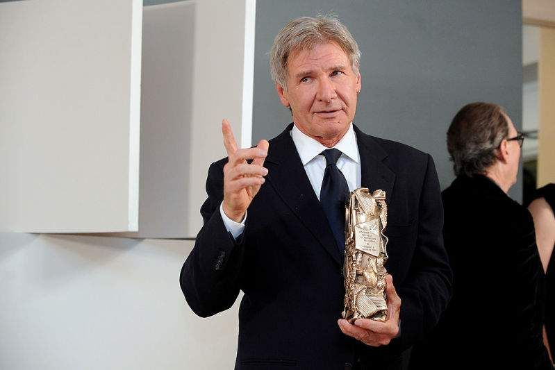 Harrison Ford avslører hvordan han faktisk fikk sitt berømte hakearr - det skjedde i etterkant av en skummel bilulykke