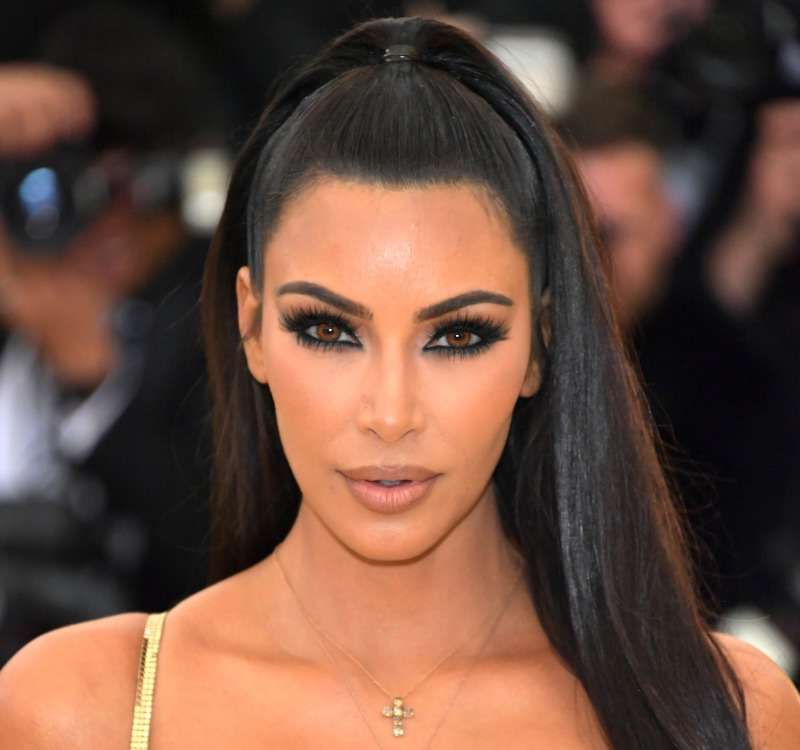 Kim Kardashian zveřejnila fotografii 8. ročníku. Vypadá její tvář teď kvůli plastu jinak?