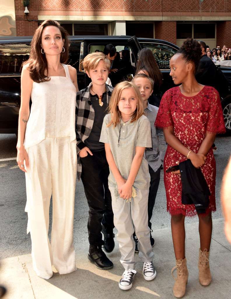 Brad Pitt en Angelina Jolie's jongste dochter Vivienne kopieert de jongensachtige stijl van haar oudere zus Shiloh
