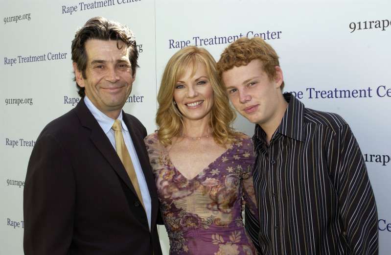 Единственият син на „CSI“ на звездата Марг Хелгенбергер Хю е ​​също толкова добре изглеждащ, колкото и разкошната му майка