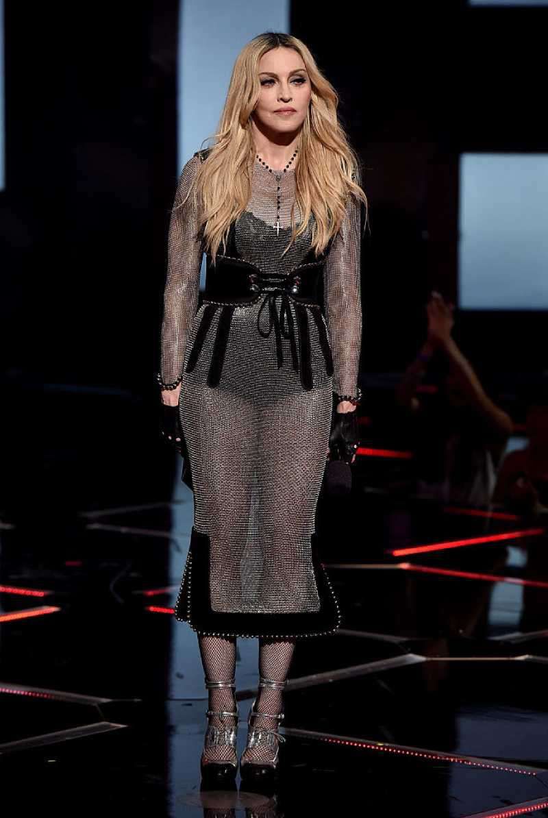 „Madonna“ be makiažo ir „Photoshop“ nėra žandikaulis, kurį mes matėme ant raudono kilimo