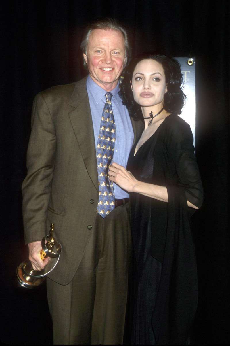 Daugelį metų Angelina Jolie negalėjo atleisti savo tėvui Jonui Voightui po to, kai jis paliko šeimą