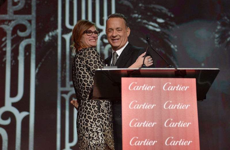 Mannen bak legenden: Tom Hanks 'nærmeste venner, inkludert Julia Roberts, gir et innblikk i skuespillerens private verden