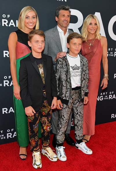 'Skaista ģimene.' Fani ir zvaigznītes, jo filmas pirmizrādē Patriks Dempsijs parādās kopā ar savu jauko ģimeni