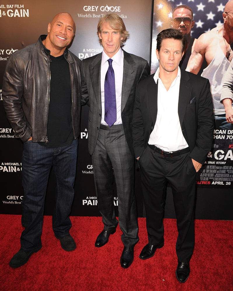 Jamie Foxx, Mark Wahlberg Comfort Dwayne Johnson når han deler årsaken til farens død
