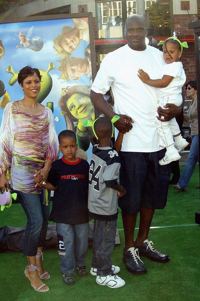 シャキールオニールは誇り高き5人の父であり、彼の息子シャキールもバスケットボール選手であり、彼のお父さんと同じくらい背が高いシャキールオニールは誇り高き5人の父であり、彼の息子シャキールもバスケットボール選手ですそして、彼のDadShaquille O