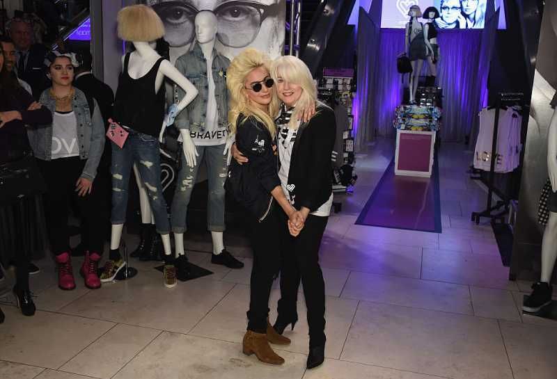 Лейди Гага и Синтия Германота присъстват на Love Bravery от Лейди Гага и Елтън Джон Launch