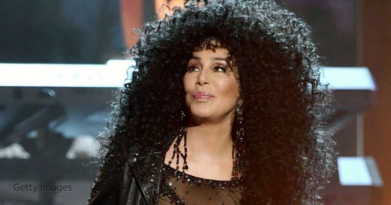 Temps derrotat: 71 anys Cher sense maquillatge Sembla increïble