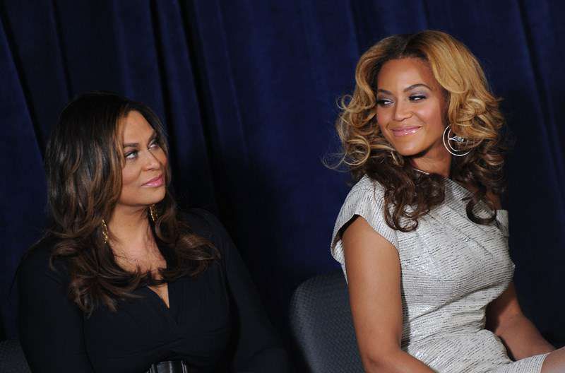 Què té el seu valor net i com es calcula quan es tracta de les celebritats? Què és el seu valor net i com es calcula quan es tracta de les celebritats? Què té el seu valor net i com es calcula quan es tracta de les celebritats? Què és el seu valor net i Com es calcula quan es tracta de celebritats? Tina Knowles i Beyonce Knowles assisteixen a la presentació del Beyoncé Cosmetology Center