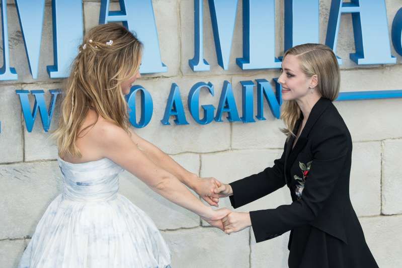 Каква зашеметяваща двойка! Том Ханкс и Рита Уилсън осветиха синия килим на премиерата на „Mamma Mia 2“