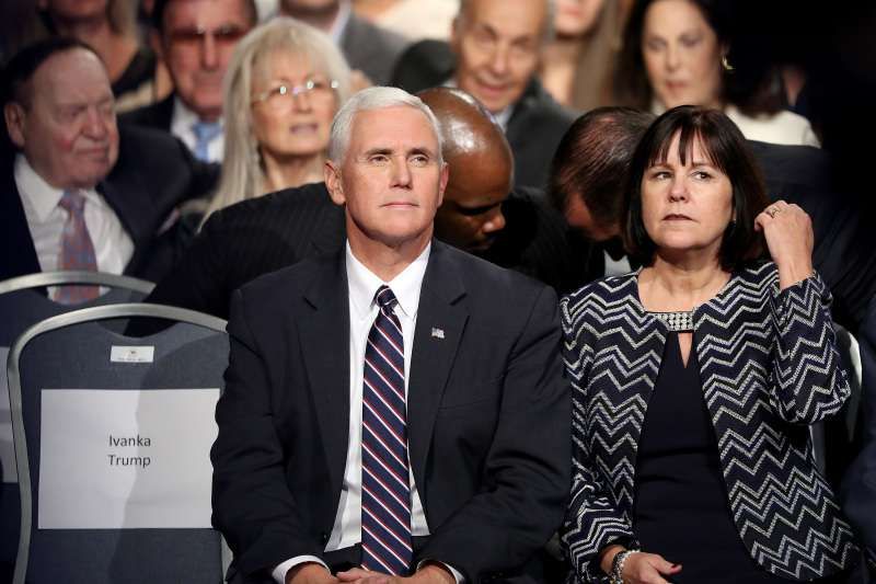 Mike Pence noemt zijn vrouw 'moeder' en vraagt ​​haar om God voor zich te stellen