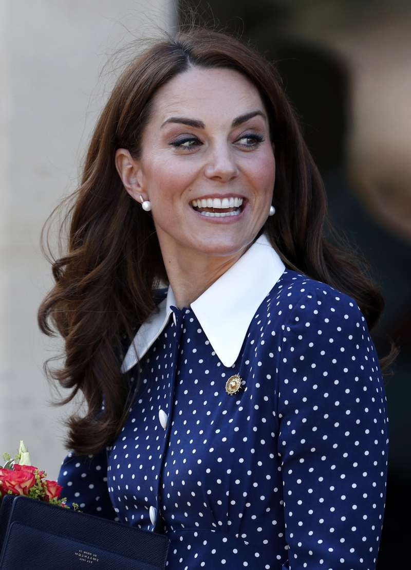 Beklager! Kate Middleton er under brann for å ha vist 'For mye av bare ben' i en gjennomsiktig kjole under Bletchley Park-besøk