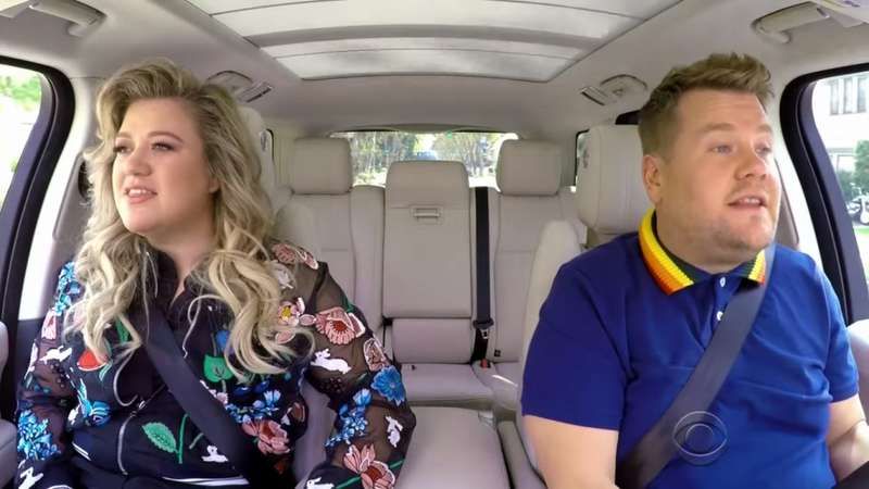 Kelly Clarkson menyanyikan lagu pengantar tidur di Karaoke Carpool