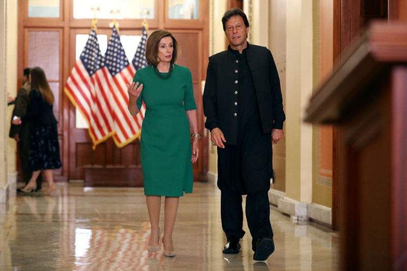 Она је у форми! Нанци Пелоси изгледа као холивудска звезда у дивној зеленој хаљини са ризичним прорезом на састанку са премијером Пакистана Имраном КханСхе