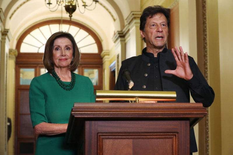 Je fit! Nancy Pelosi vypadá jako hollywoodská hvězda v úchvatných zelených šatech s riskantním rozparkem, jak se setkává s pákistánským premiérem Imranem Khanem