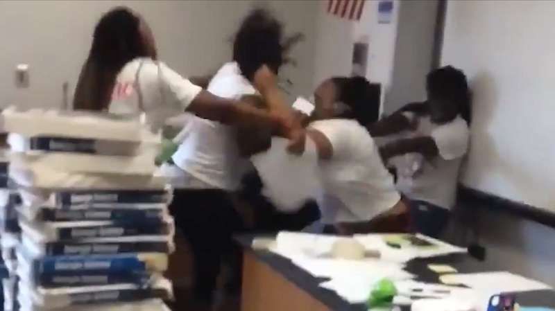جارجیا میں دو خواتین اساتذہ کو گرفتار کیا گیا تھا اور انھیں اپنے طلباء کے سامنے لڑائی کے لئے برطرف کیا گیا تھا