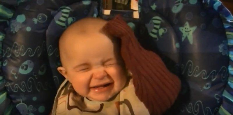 Väikese emme fänn: 10-kuune laps nutab emotsionaalselt, kui ema laulab Rod Stewarti